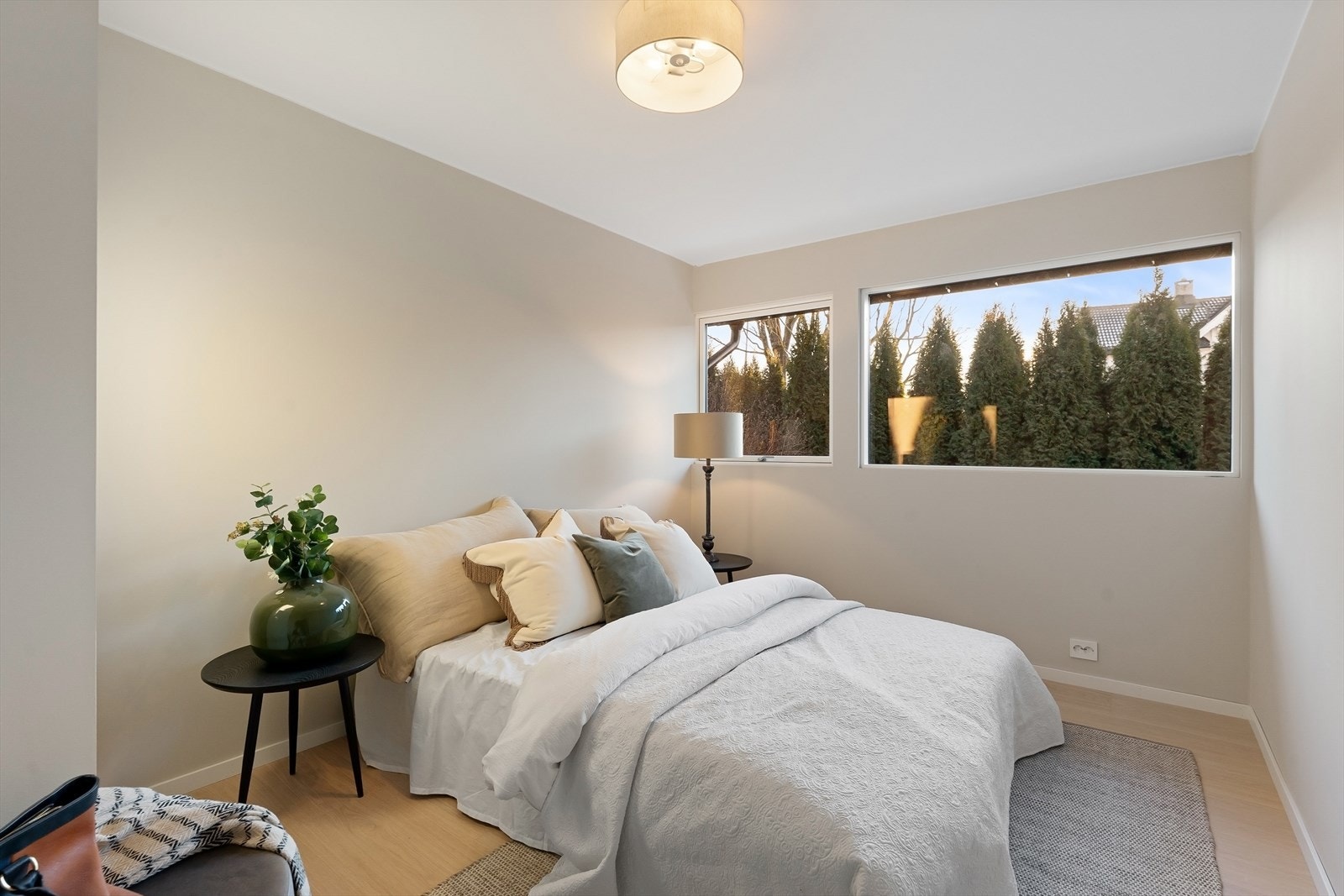 Hovedsoverom av god størrelse med plass til dobbeltseng med tilhørende møblement. Galleribilde