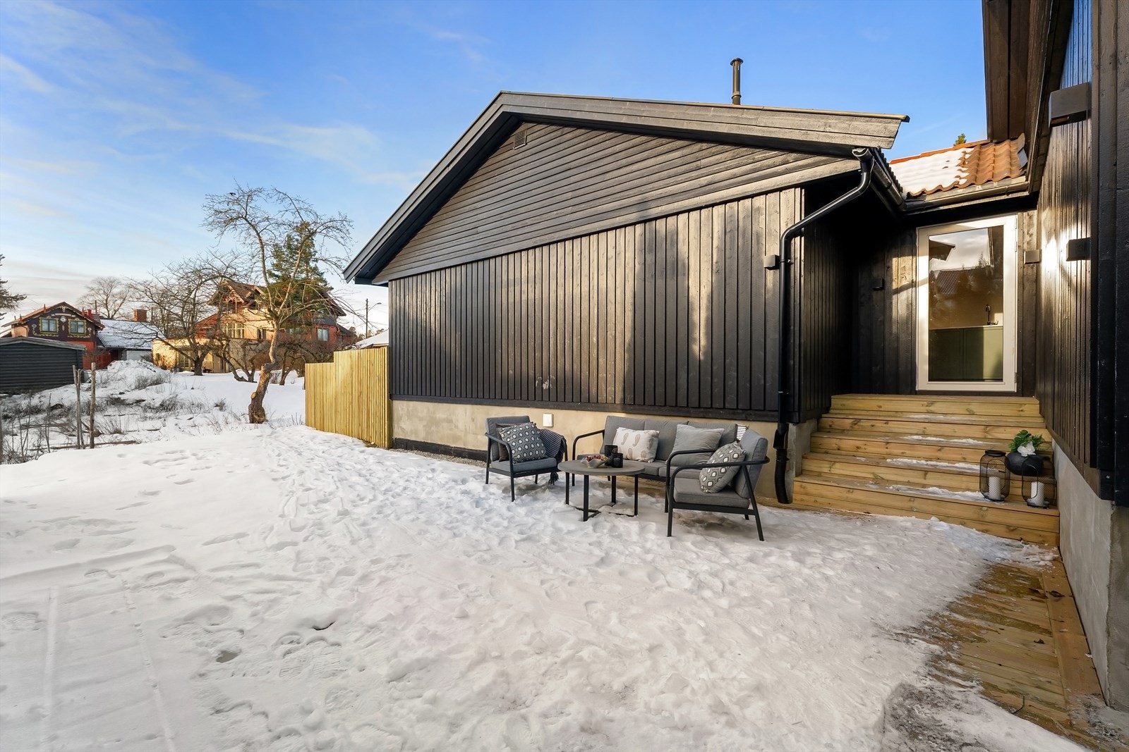 Fra kjøkken og inngangsparti er det utgang til stor markterrasse på ca. 50 m². Galleribilde