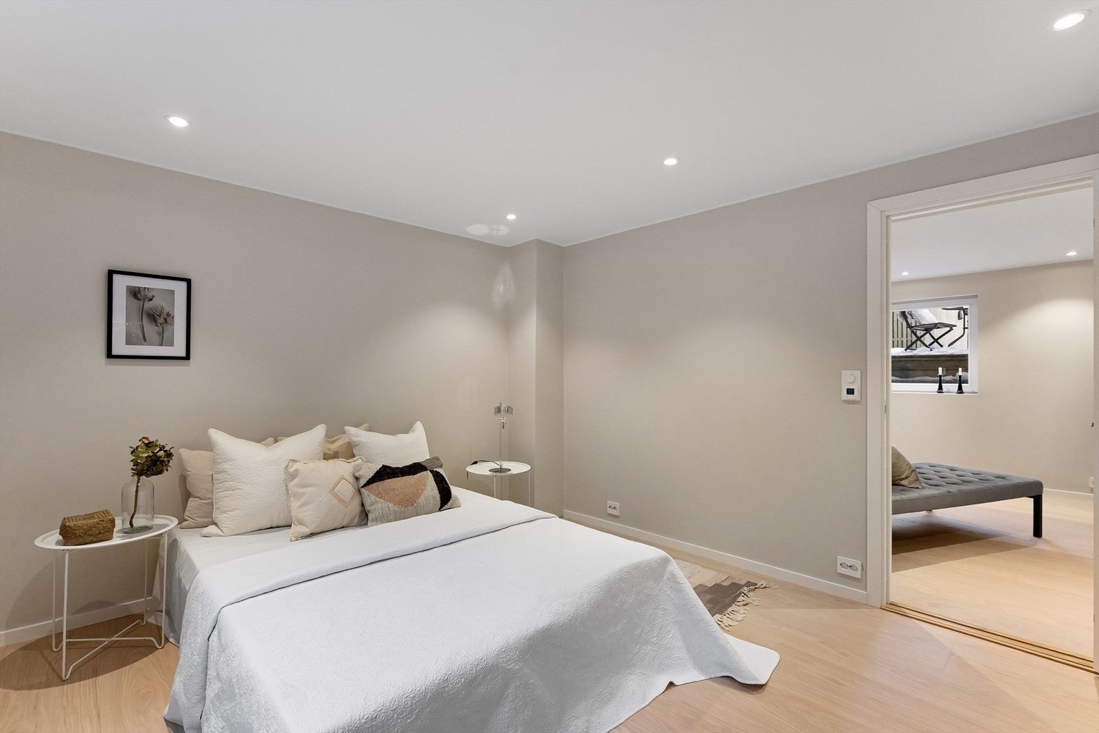 Her er det god plass til dobbeltseng og tilhørende møblement. Galleribilde