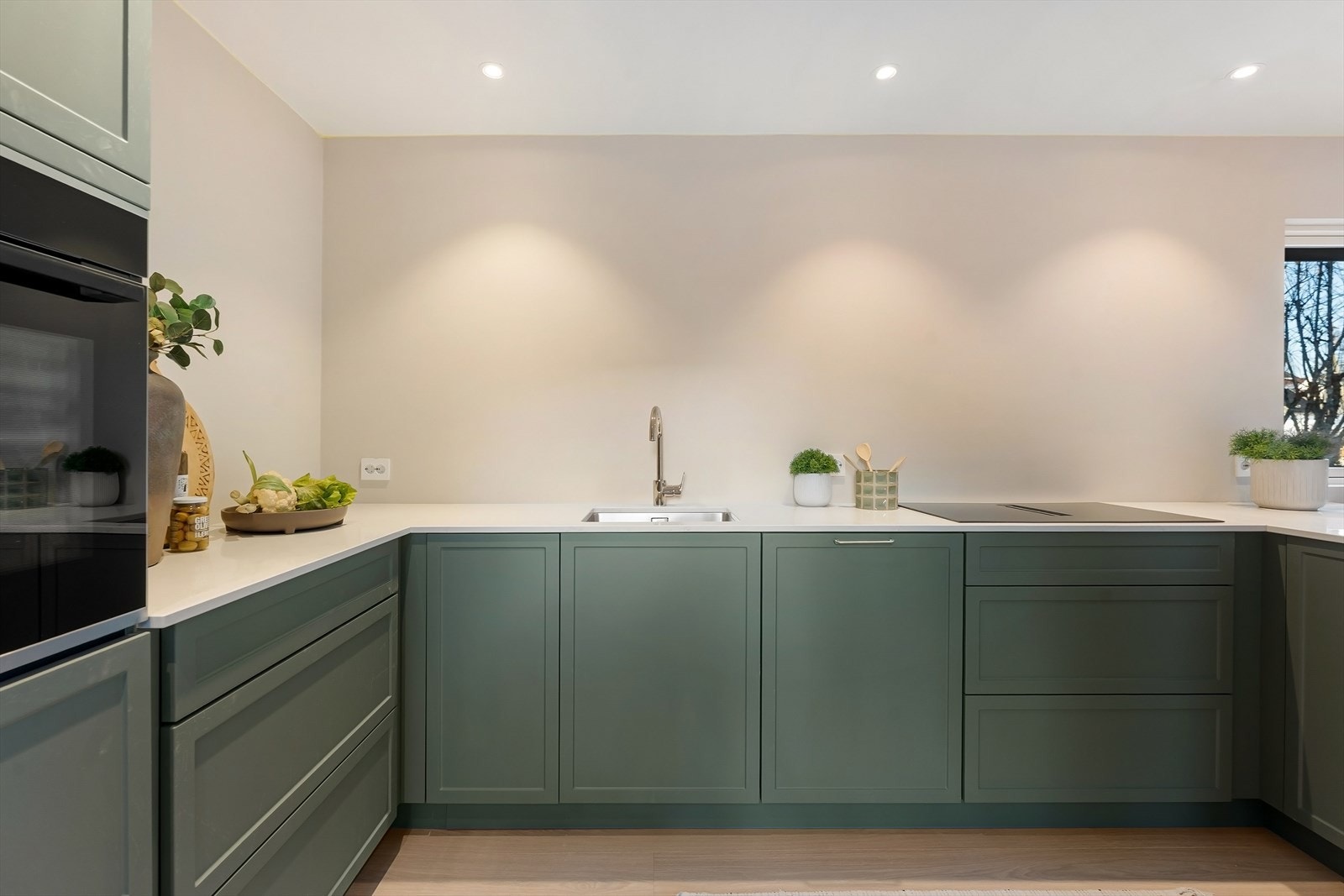 Integrert i kjøkkeninnredningen er stekeovn, oppvaskmaskin og kjøl/frys. Bosch hvitevarer. Galleribilde