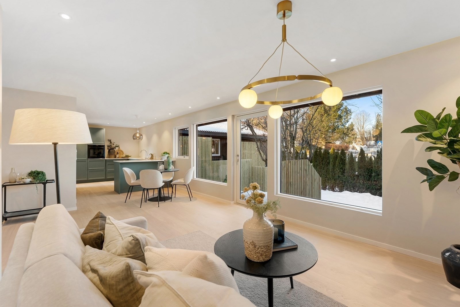 Stuen oppleves lys og luftig, med store vindusflater som slipper inn rikelig med naturlig lys. Galleribilde