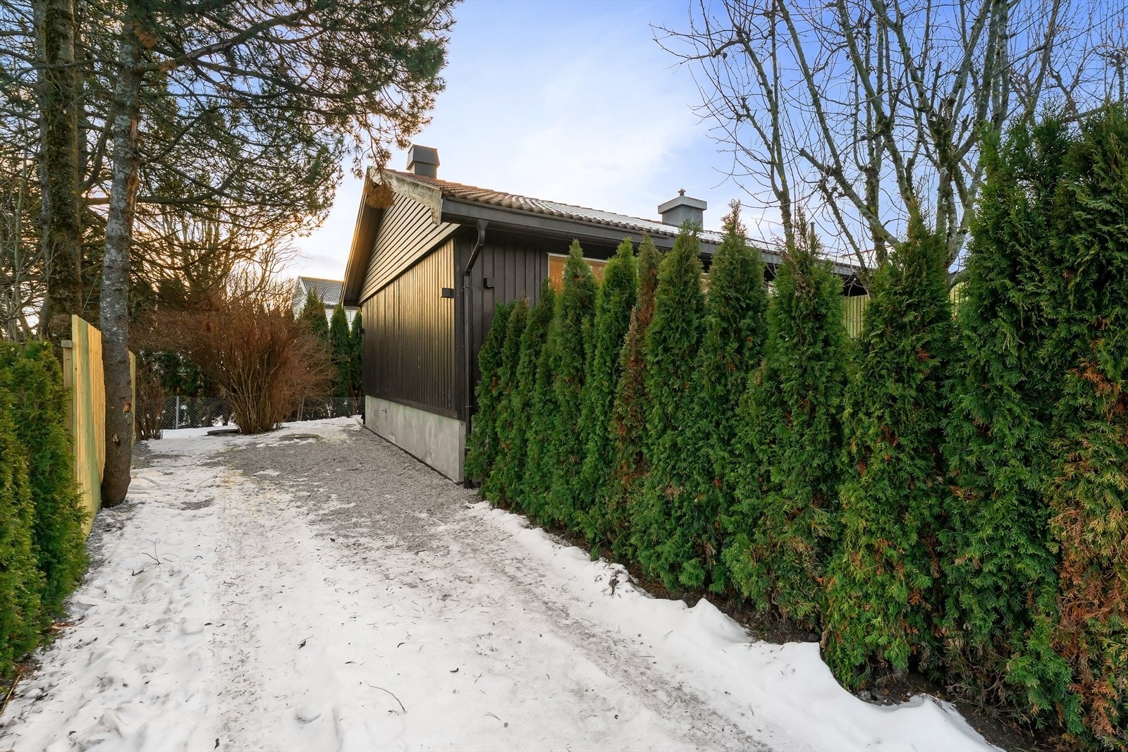 Parkering for flere biler innenfor området som er markert som eksklusivt til denne seksjonen. Galleribilde