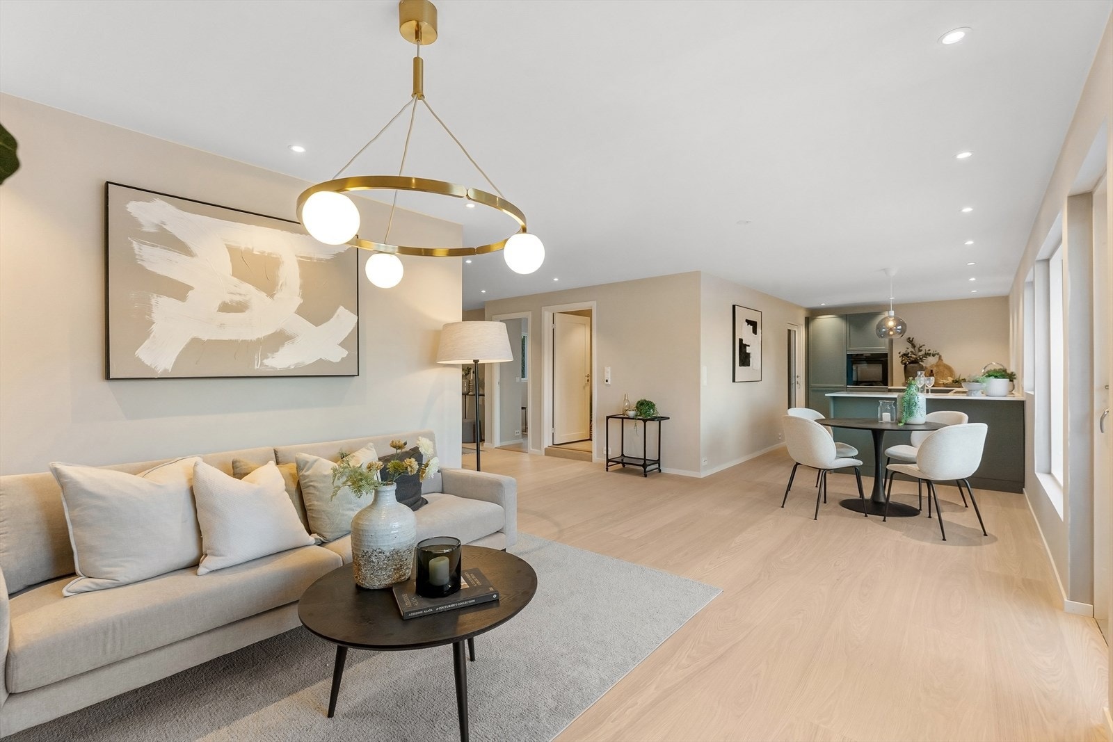 Her er det romslig med god plass til både sofagruppe og spisebord. Galleribilde