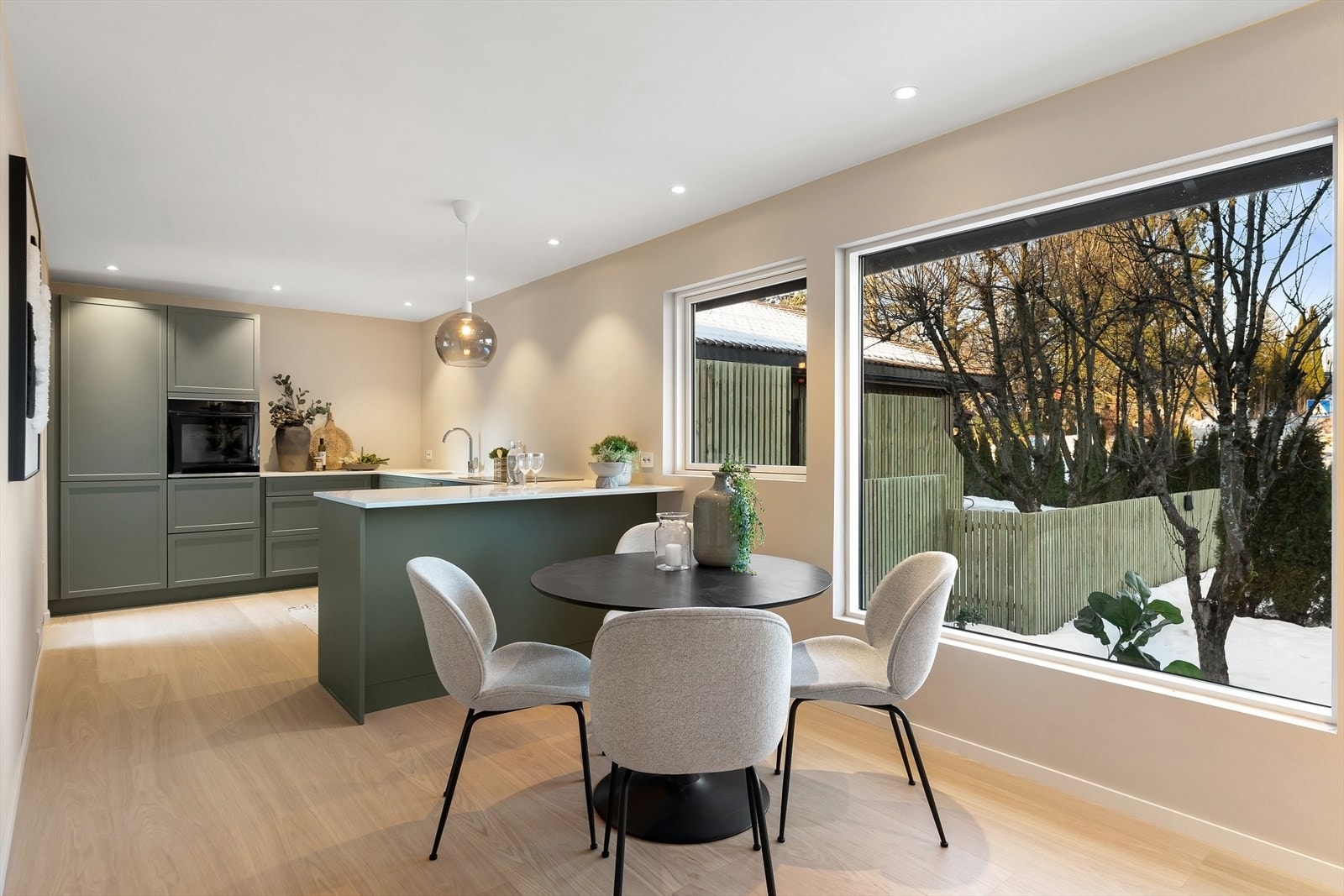 Åpen stue og kjøkkenløsning gir en romslig og sosial følelse. Galleribilde