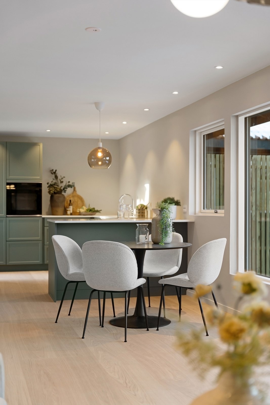 Boligen er omfattende pusset opp i 2025 med to nye bad, nytt kjøkken, nytt elanlegg inkl. nytt strøminntak (lagt i bakken), nye rør, nye vinduer, ny drenering og nye overflater. Galleribilde