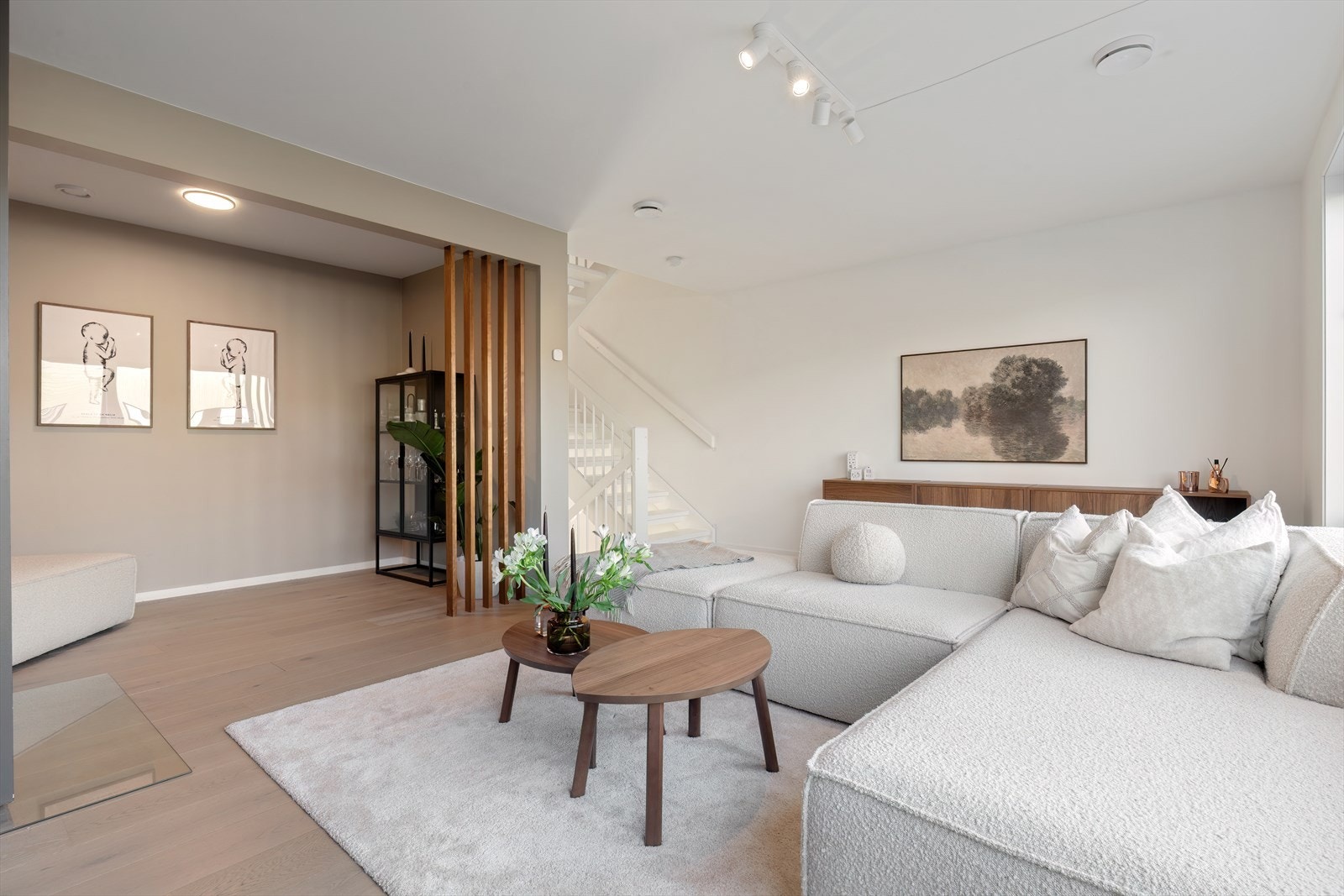 Stue (området til venstre ikke bruksendret til en del av stuen. Opprinnelig godkjent toalett og gang) Galleribilde