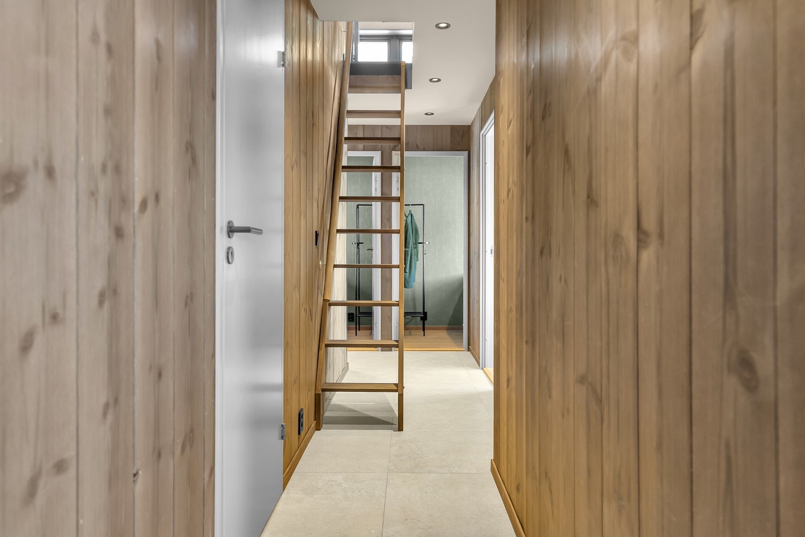 Gang med trapp opp til loftsetasje Galleribilde