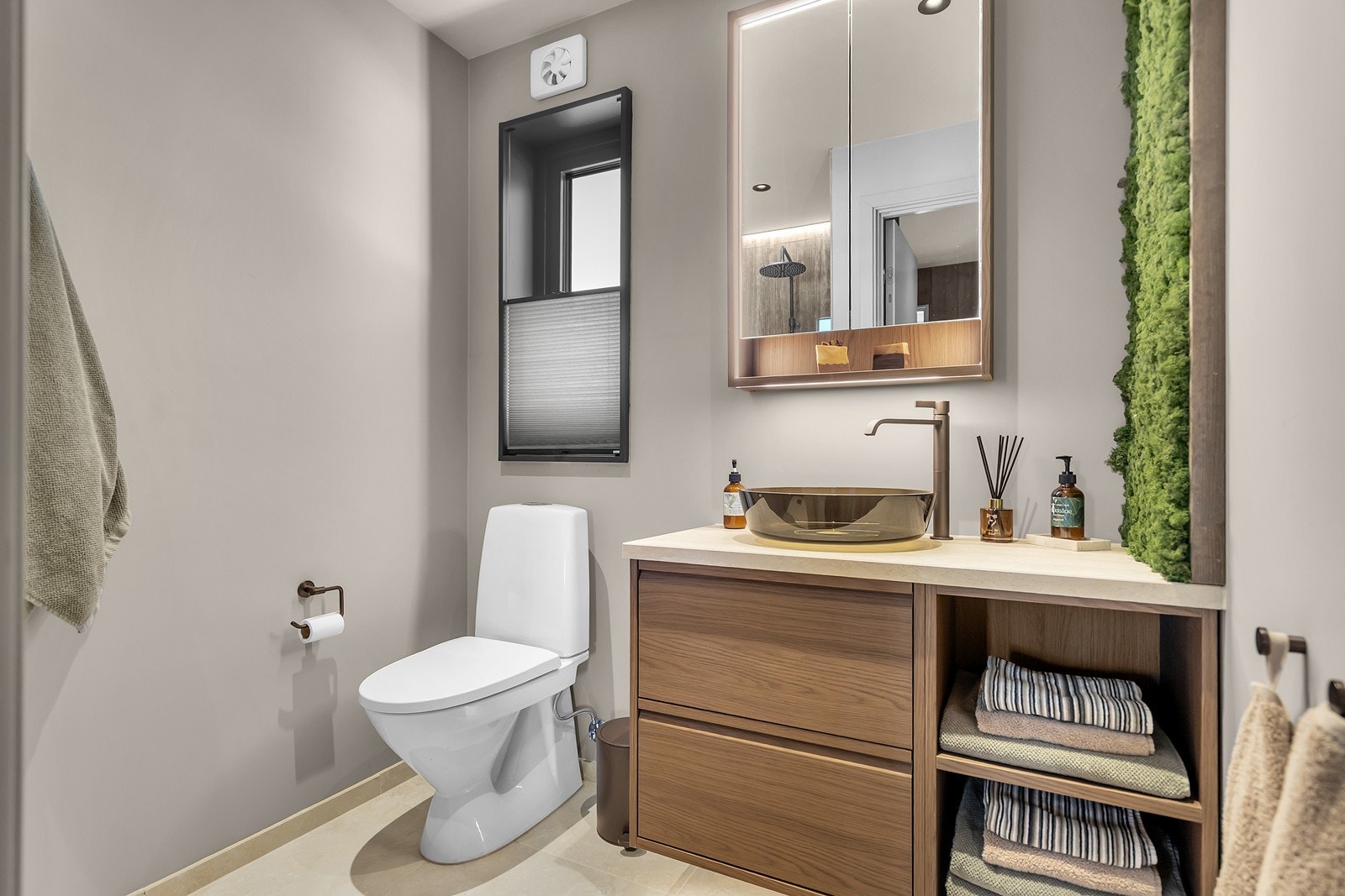 Baderom nr 2 med stilige løsninger og interiørdetaljer Galleribilde