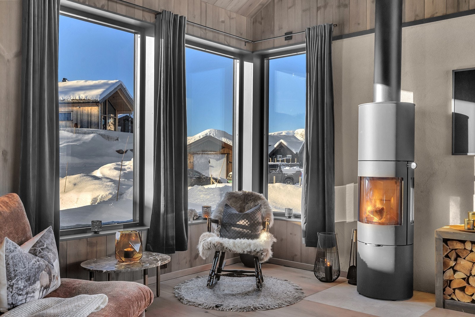 Fin panel i bruntone både på vegger og i tak Galleribilde