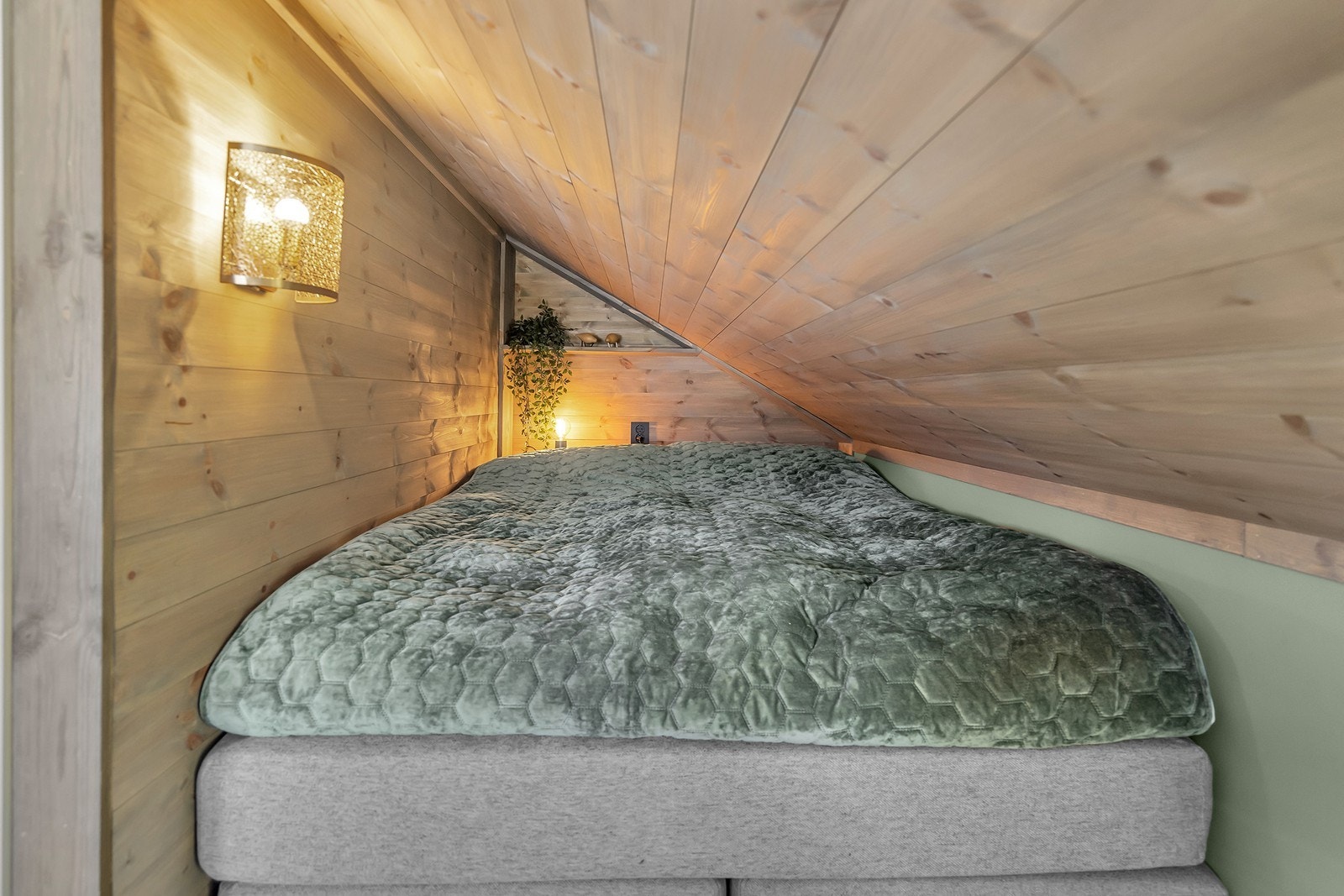 Godkjent som boder, innredet med kontorkrok, sovekrok og TV-krok (ikke godkjent for varig opphold) Galleribilde