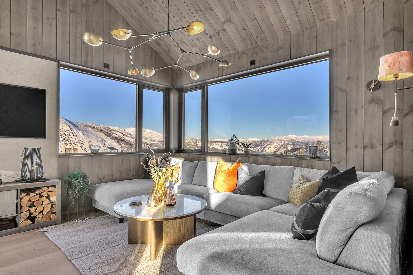 Her kan man nyte utsikt over fjellheimen Galleribilde