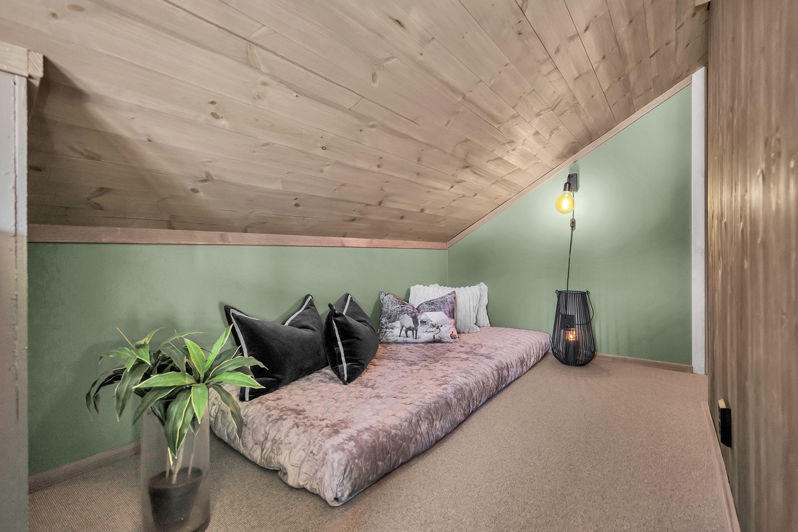 Godkjent som boder, innredet med kontorkrok, sovekrok og TV-krok (ikke godkjent for varig opphold) Galleribilde