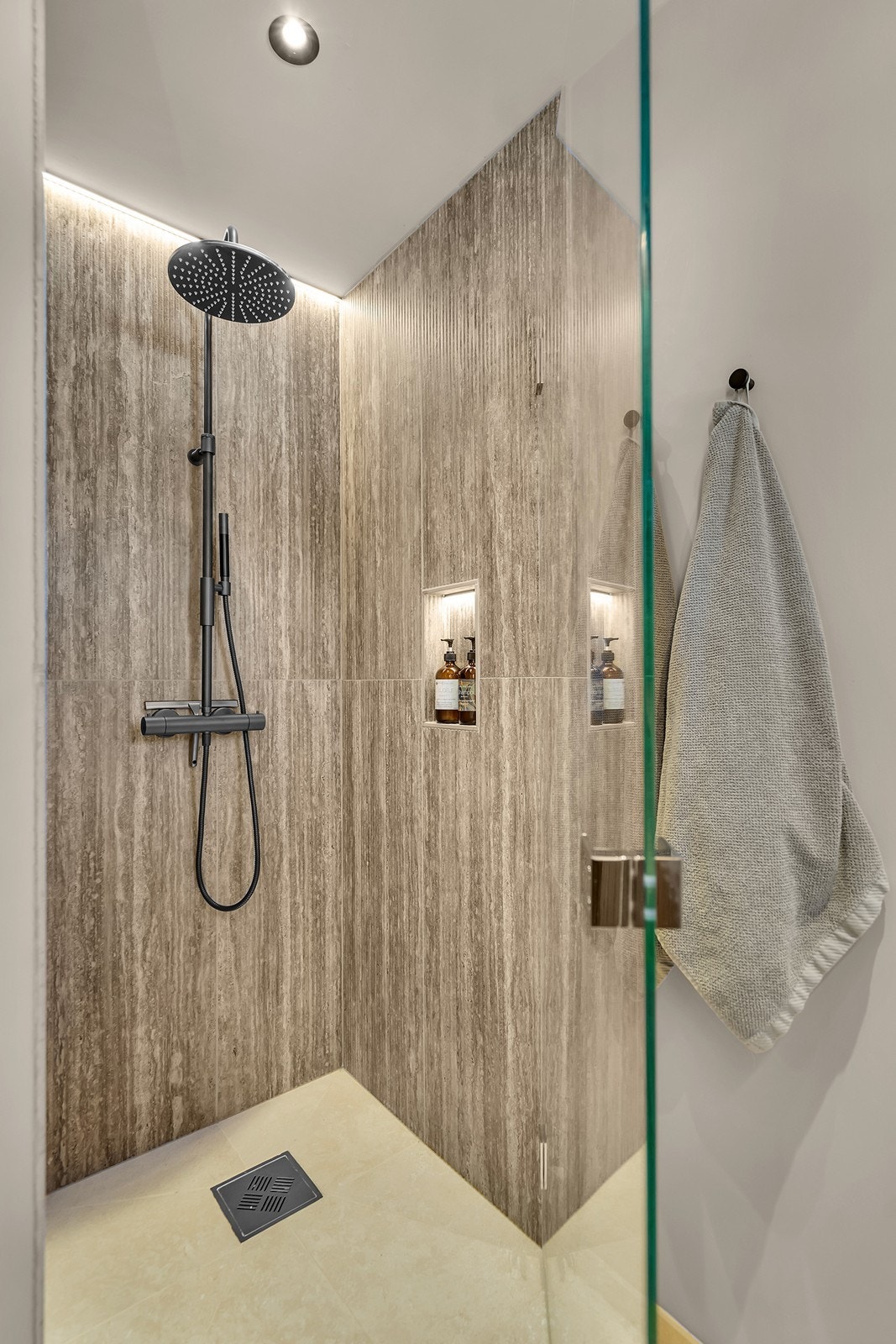 Dusj med innfelte hyller. Legg merke til belysningen Galleribilde