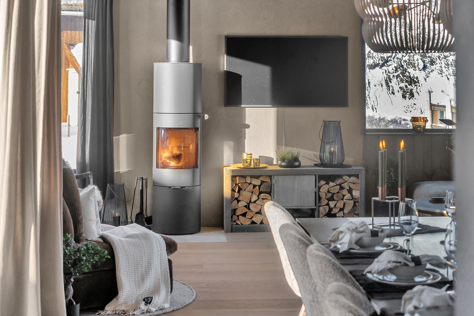 Rais vedovn og Weber fiberpusssystem på vegg bak Galleribilde