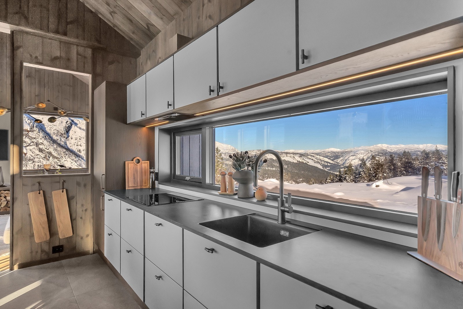 Følgende hvitevarer medfølger: Integrert kjøl/frys, platetopp, stekeovn og vinskap. Galleribilde