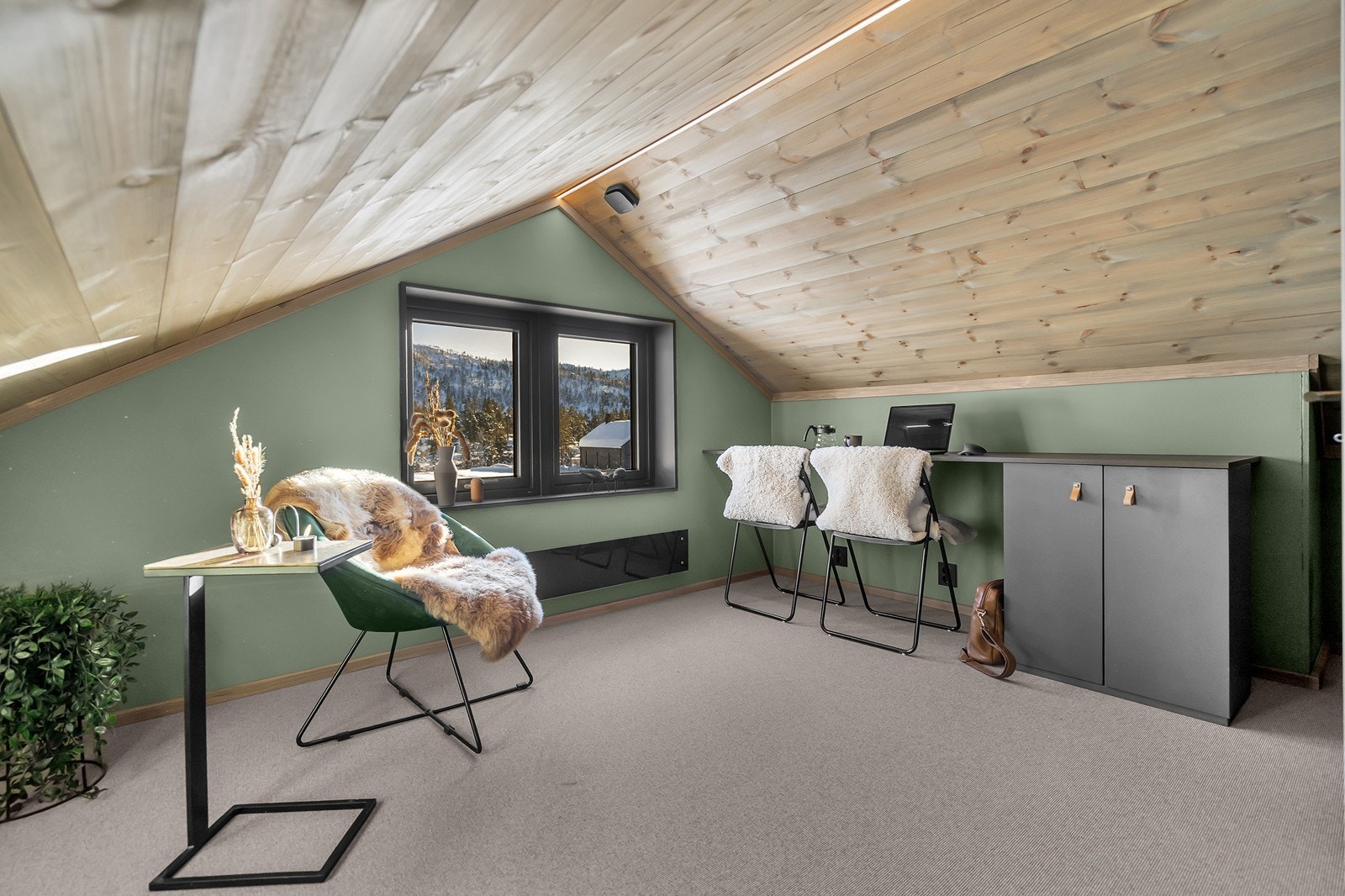 Godkjent som boder, innredet med kontorkrok, sovekrok og TV-krok (ikke godkjent for varig opphold) Galleribilde