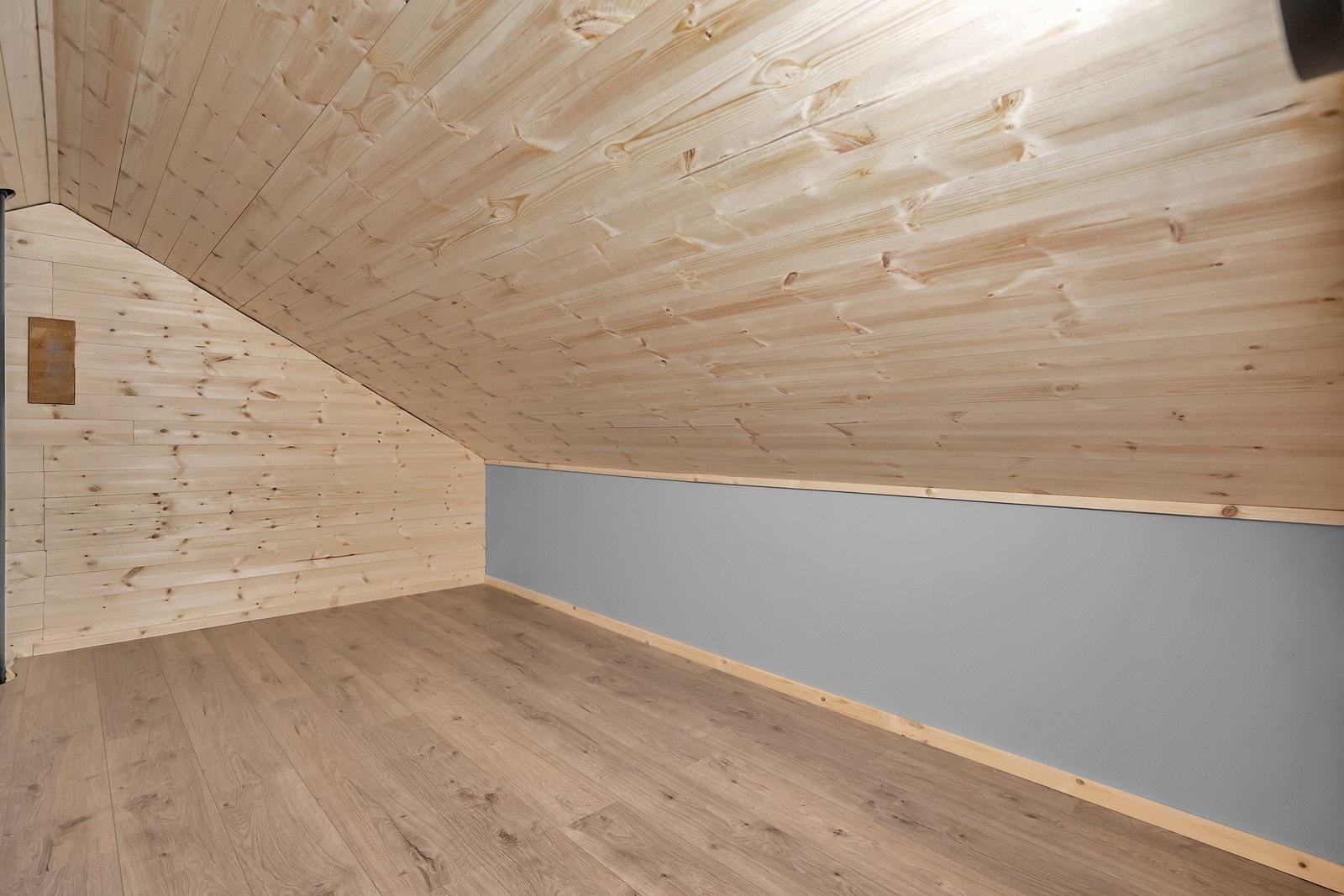 Godkjent som boder, innredet med kontorkrok, sovekrok og TV-krok (ikke godkjent for varig opphold) Galleribilde