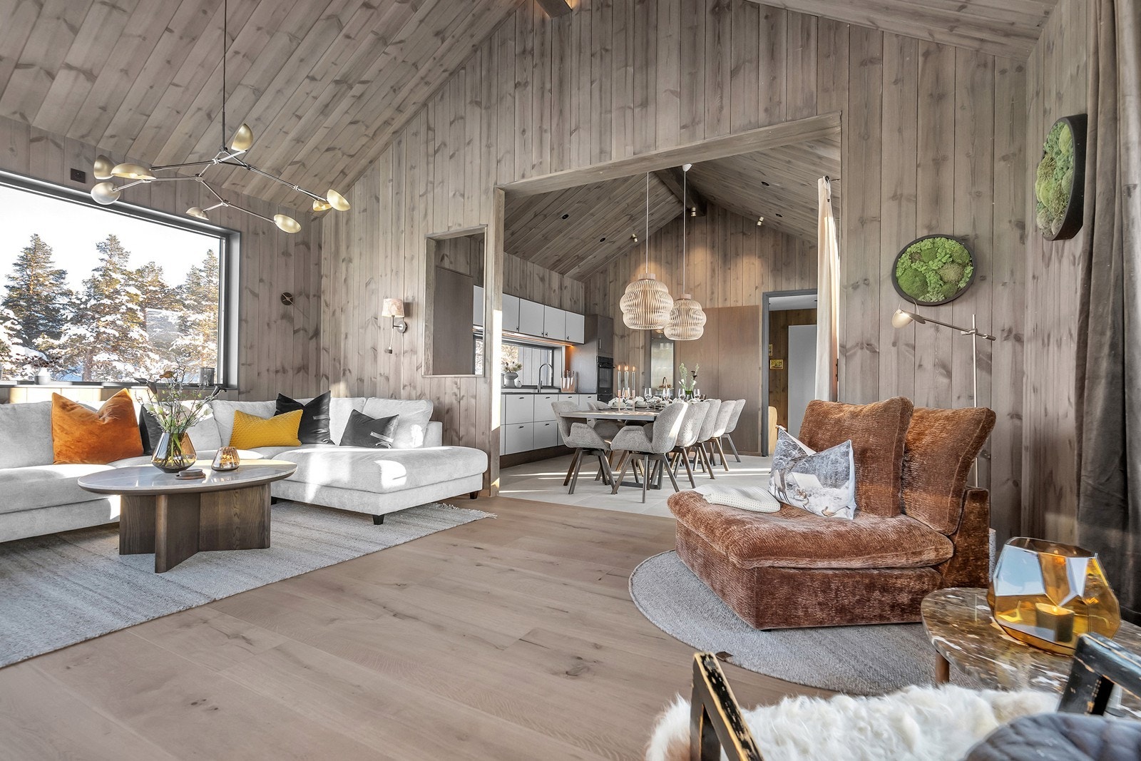 Høyt under taket i både stue og kjøkken/spisestuedel Galleribilde