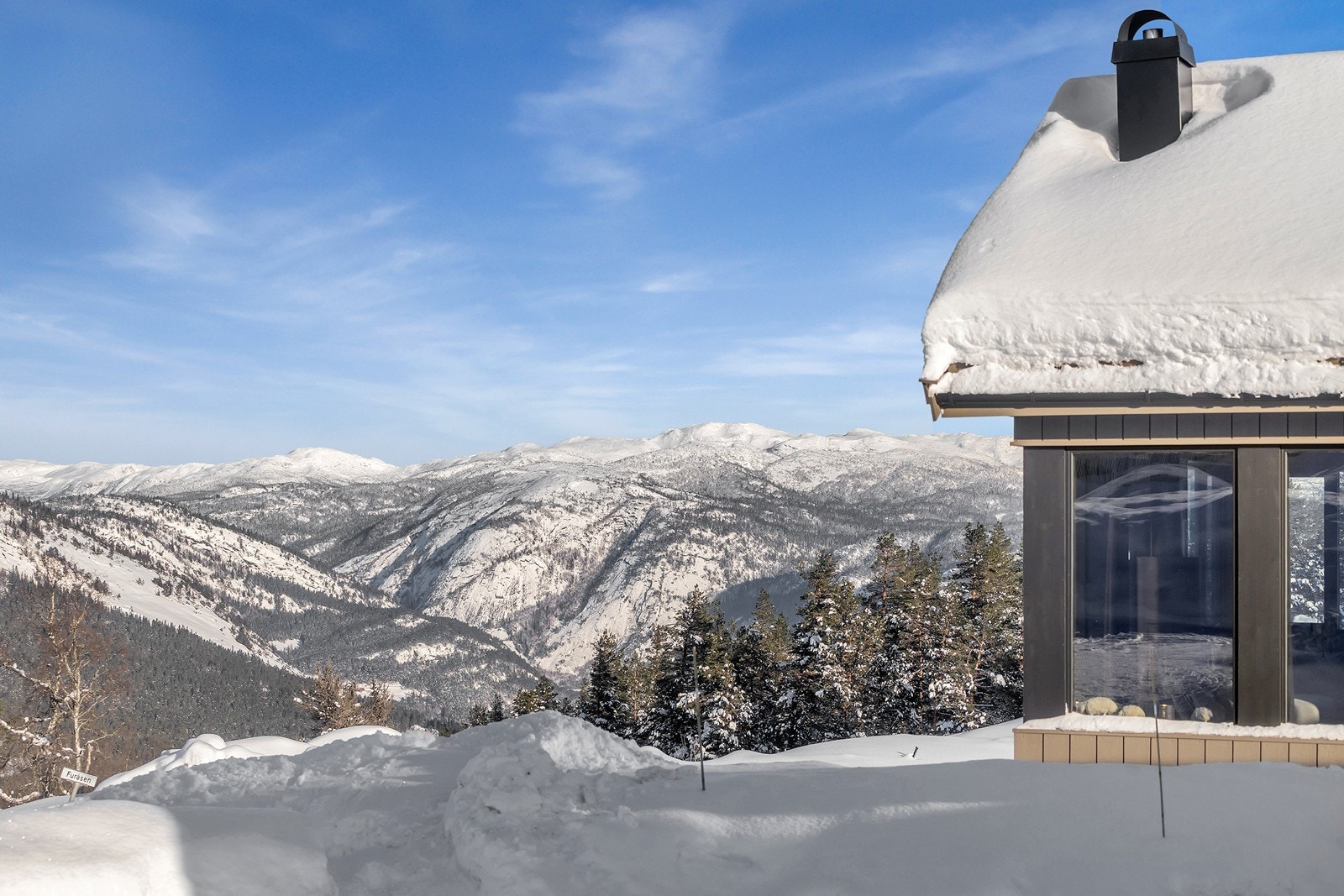 Fritidsboligen ligger høyt og fritt med meget gode solforhold Galleribilde