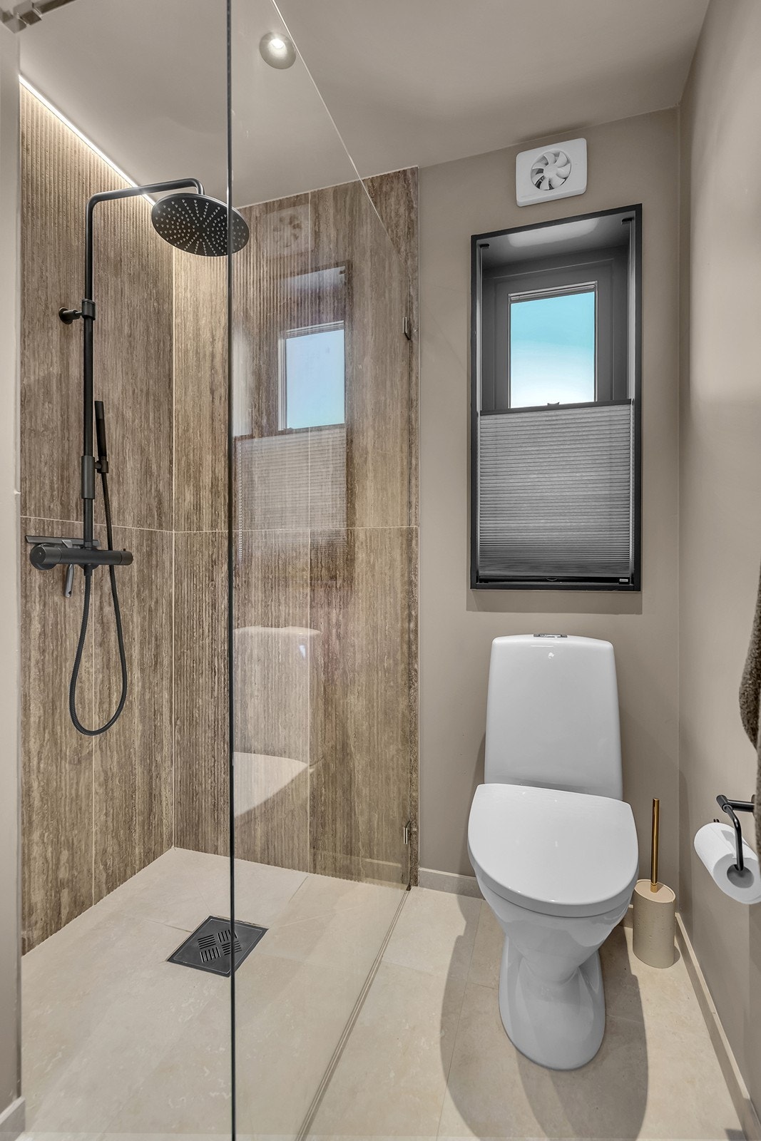 Moderne baderom med fliser og varmekabler Galleribilde