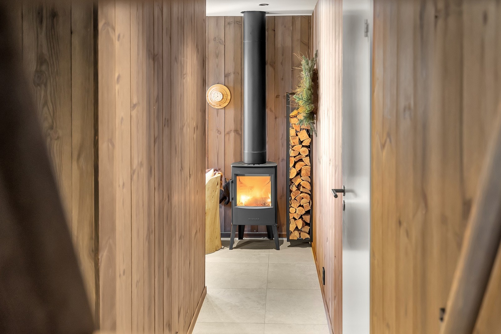 Peisovn i inngangen som også gir god varme til loftsetasjen Galleribilde