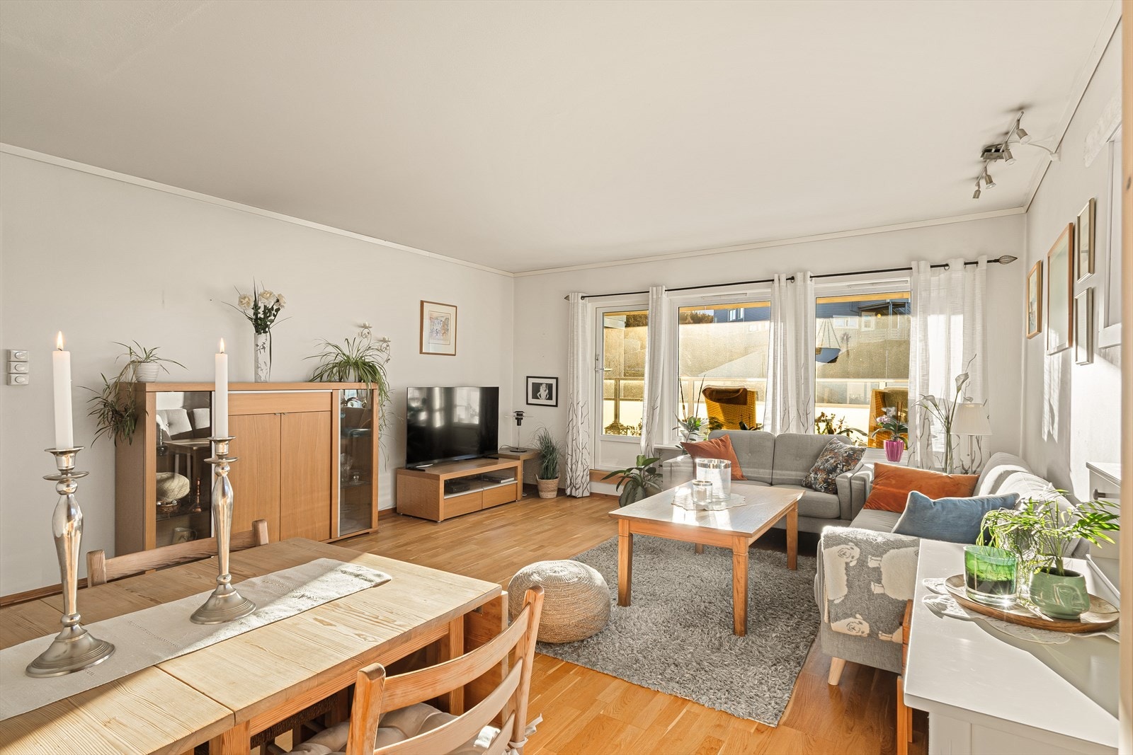 Store vindusflater som gir rikelig med naturlig lys. Galleribilde