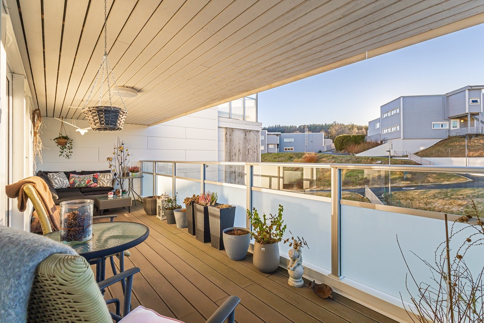 Altanen er av god størrelse og her har man gode møbleringsmuligheter med lounge eller sofagruppe. Galleribilde