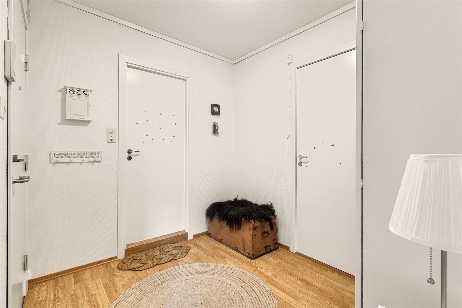 Entrè med plass til møblement til yttertøy. Galleribilde