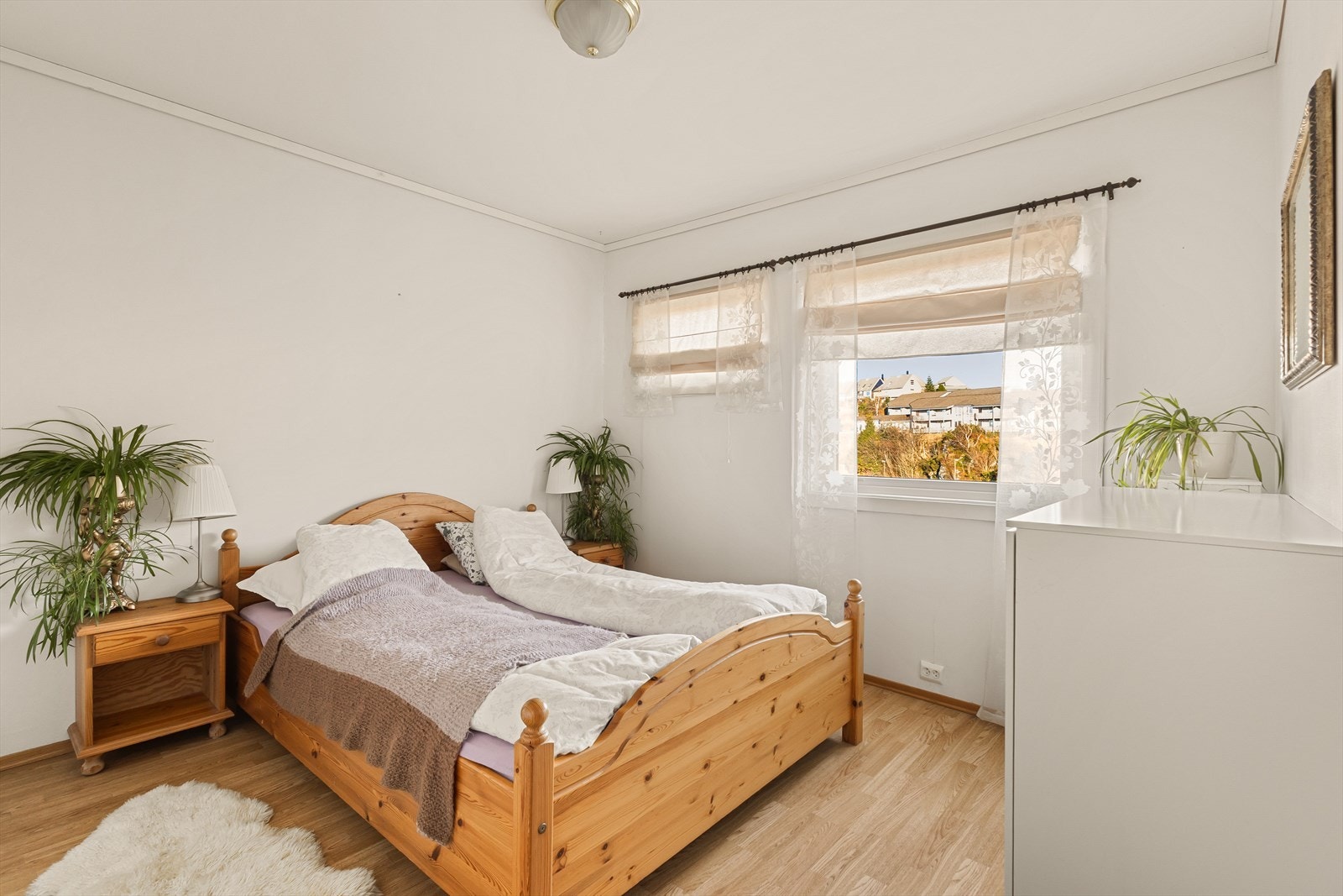 Hovedsoverommet er av god størrelse med vindu som gir rikelig med lysinnslipp. Galleribilde