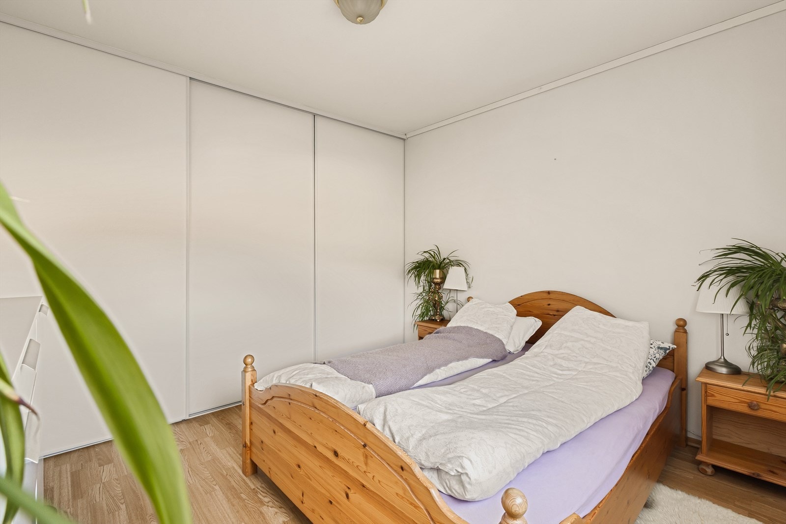 Det er god plass til en dobbelseng og kommoder. De integrerte skyvedørene til garderoben gir en stilren og ryddig følelse. Galleribilde