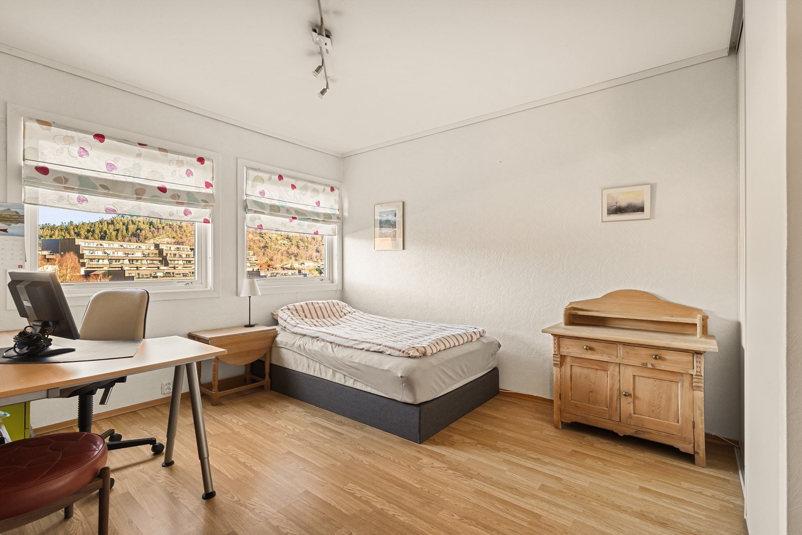 Soverom nr. 2 er av god størrelse og godt med lysinnslipp fra vindu. Her er det plass til både seng og gode innredningsmuligheter. Galleribilde