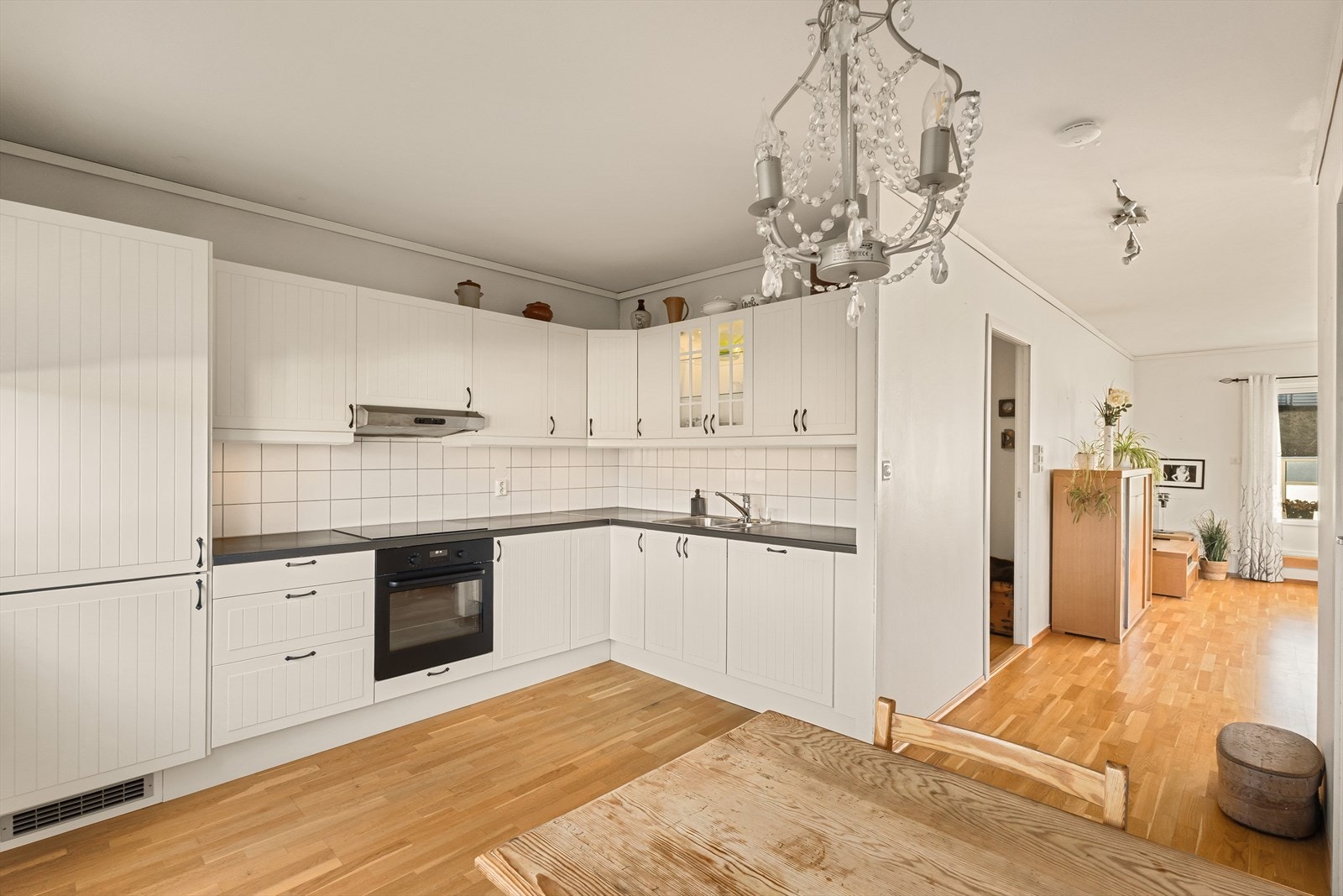 Kjøkkenet har innredning med glatte fronter og enkle profiler. Benkeplaten er av laminat. Galleribilde