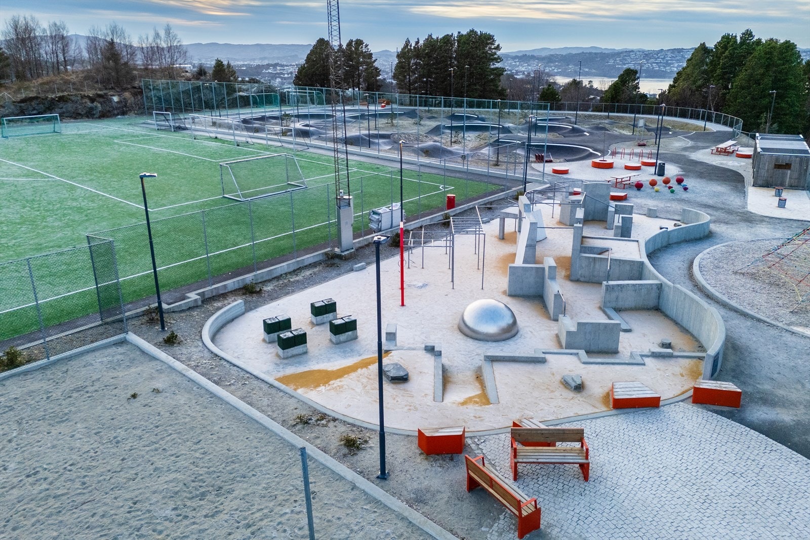 Lekeplasser like ved bidrar til et barnevennlig bomiljø, med korte avstander til aktiviteter og lek i hverdagen. Galleribilde