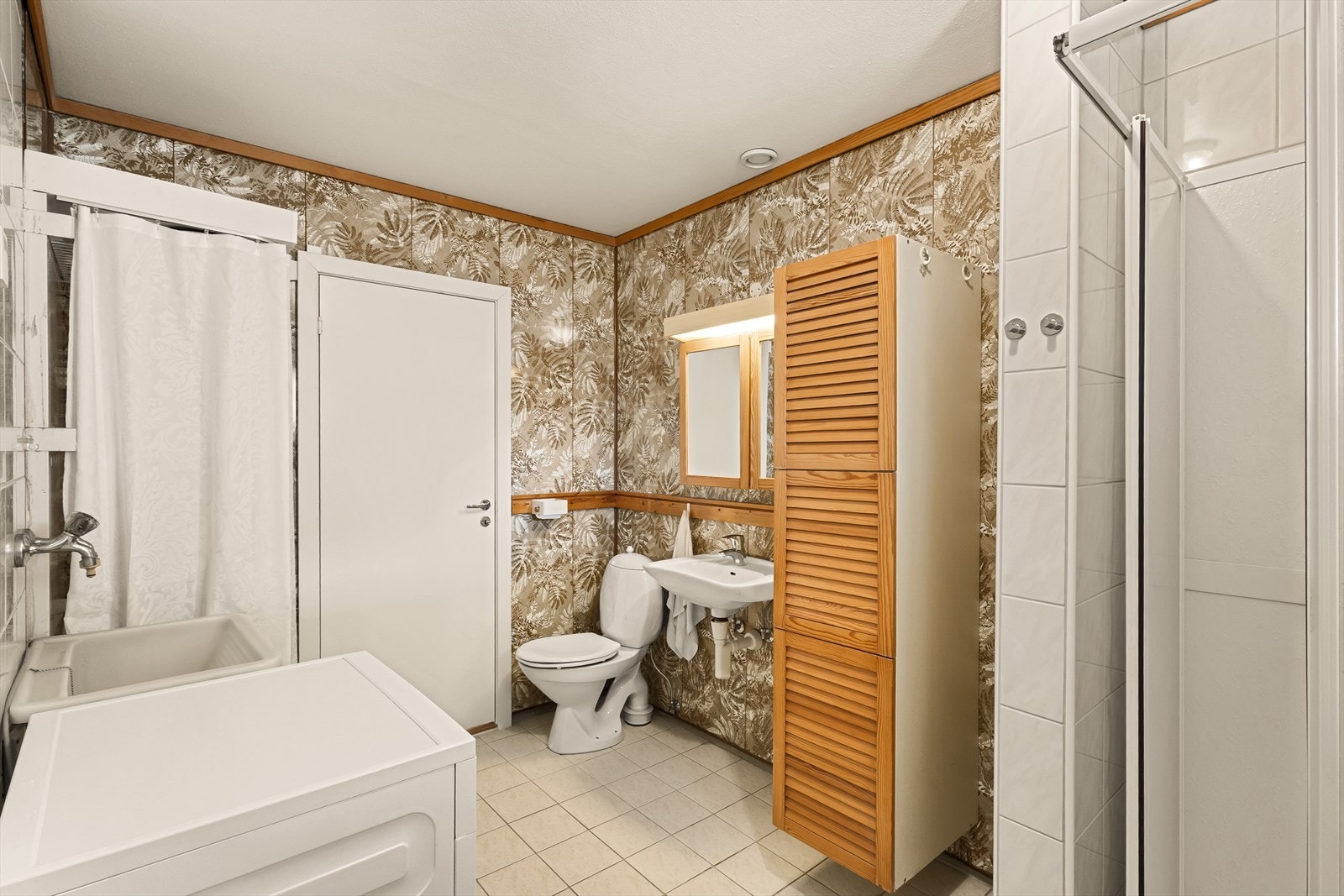 Badet er tilrettelagt for vaskemaskin og har et praktisk skyllekar. Galleribilde