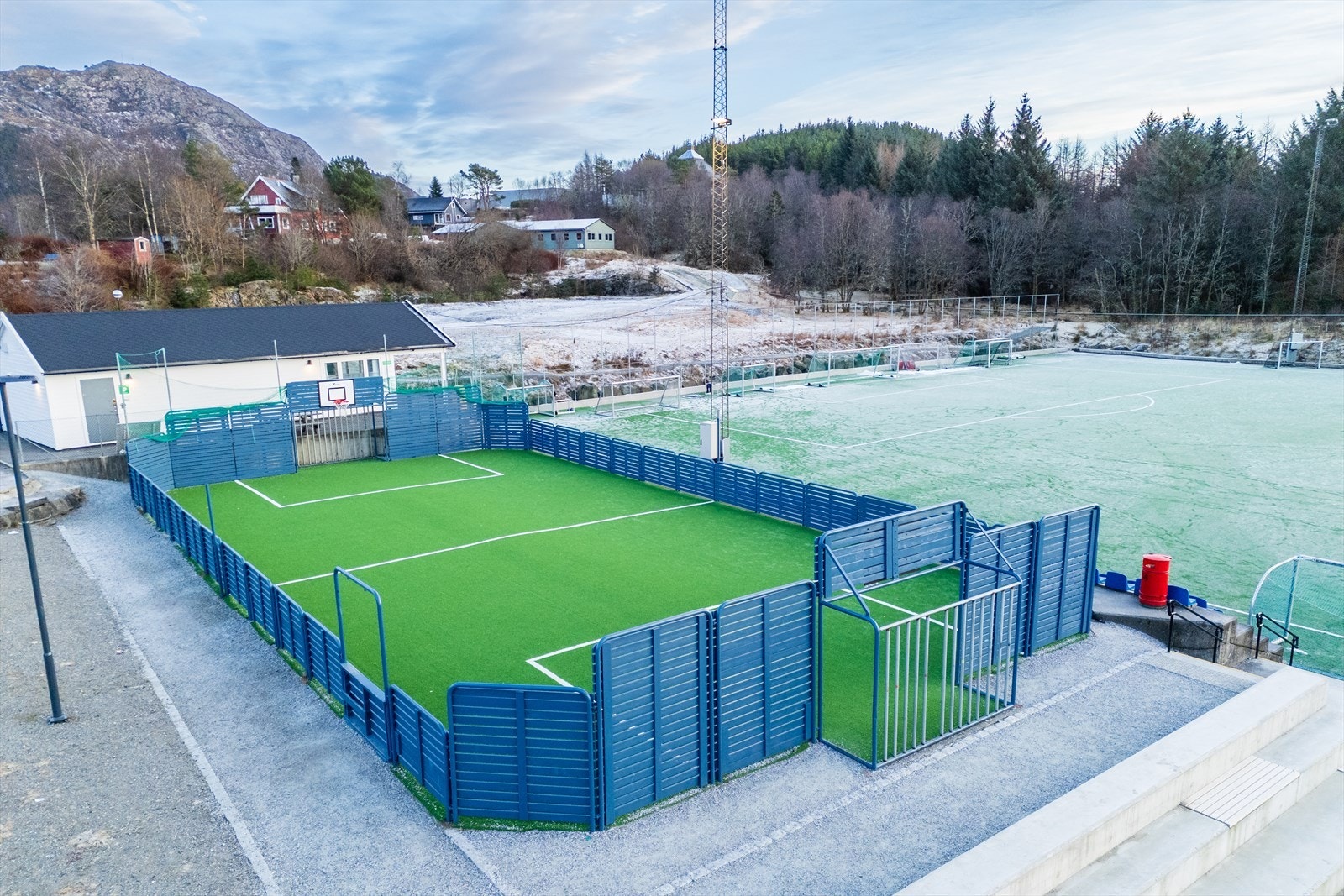 Nærhet til fotballbane. Perfekt for både lek, trening og gode møteplasser. Galleribilde