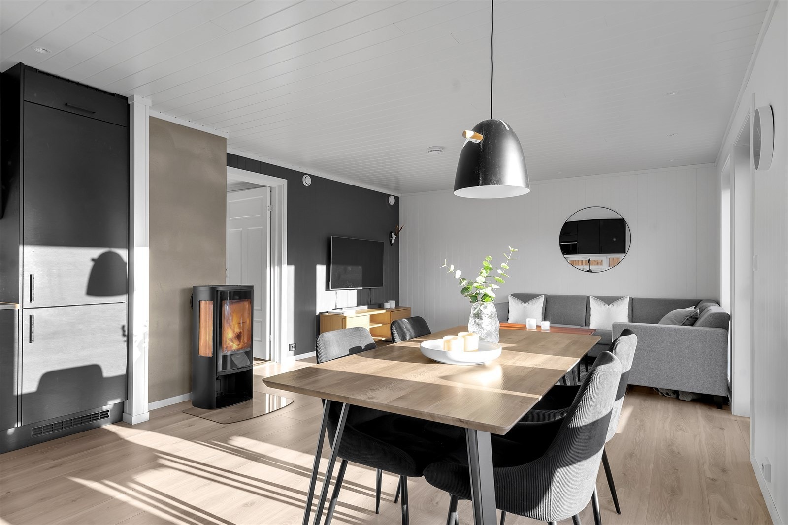 Store vindusflater som gir rikelig med lysinnslipp Galleribilde