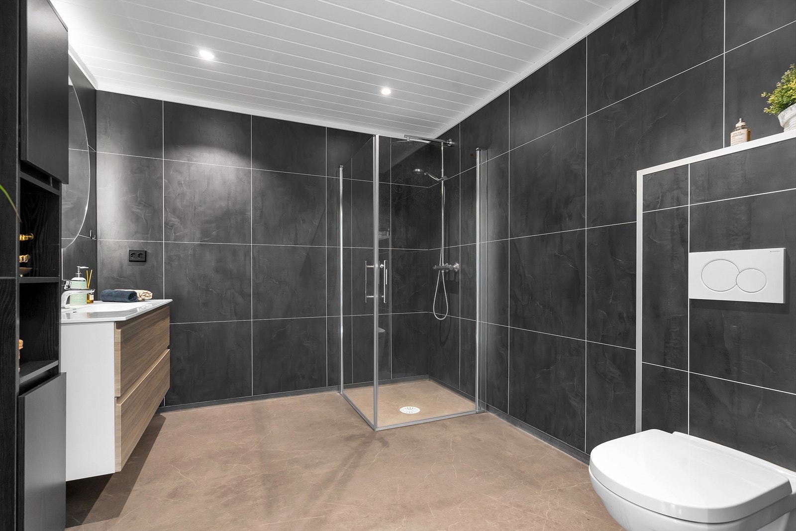 Pent utført bad med varmekabler i gulv og spotter i tak Galleribilde