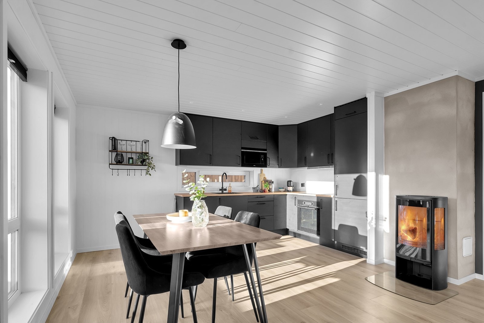 Spotter i tak, vedovn og mange fine detaljer Galleribilde