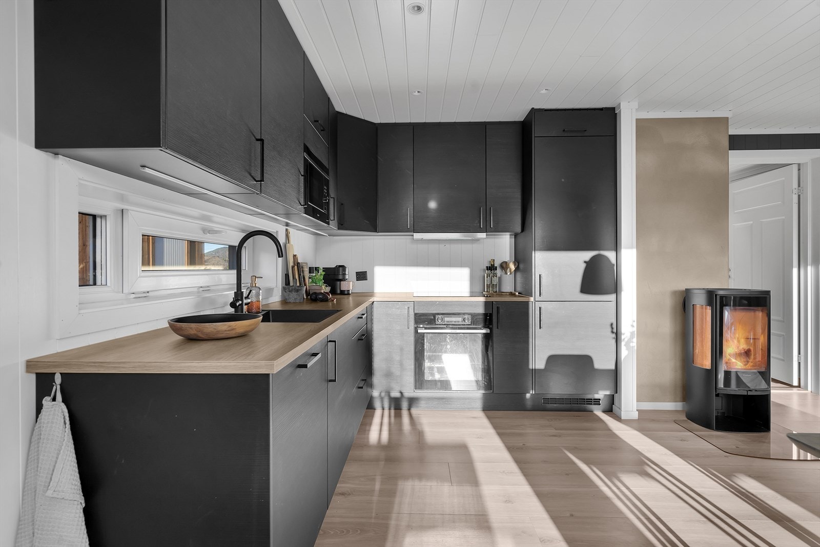 Tidsriktig kjøkken med int. hvitevarer - God skap- og benkeplass Galleribilde