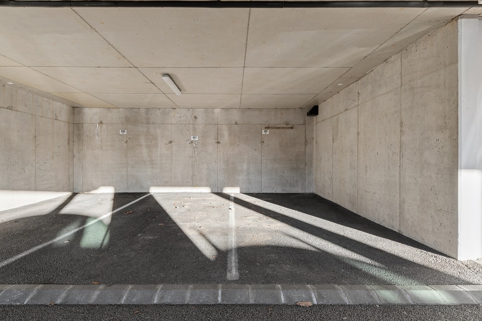 Leiligheten har 2 faste garasjeplasser i underetasjen. Mulighet for lading av el- og hybrid bil. Galleribilde