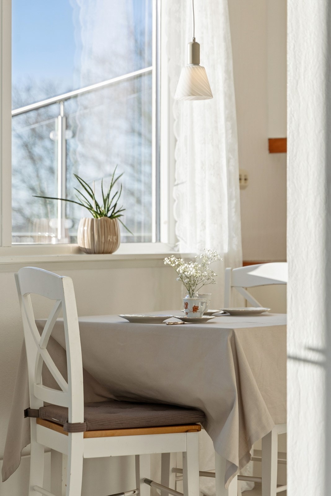 Kjøkkenet er innredet slik at matlagingen forenes med sosialt samvær. Plass til et lite spisebord ved vinduet. Galleribilde