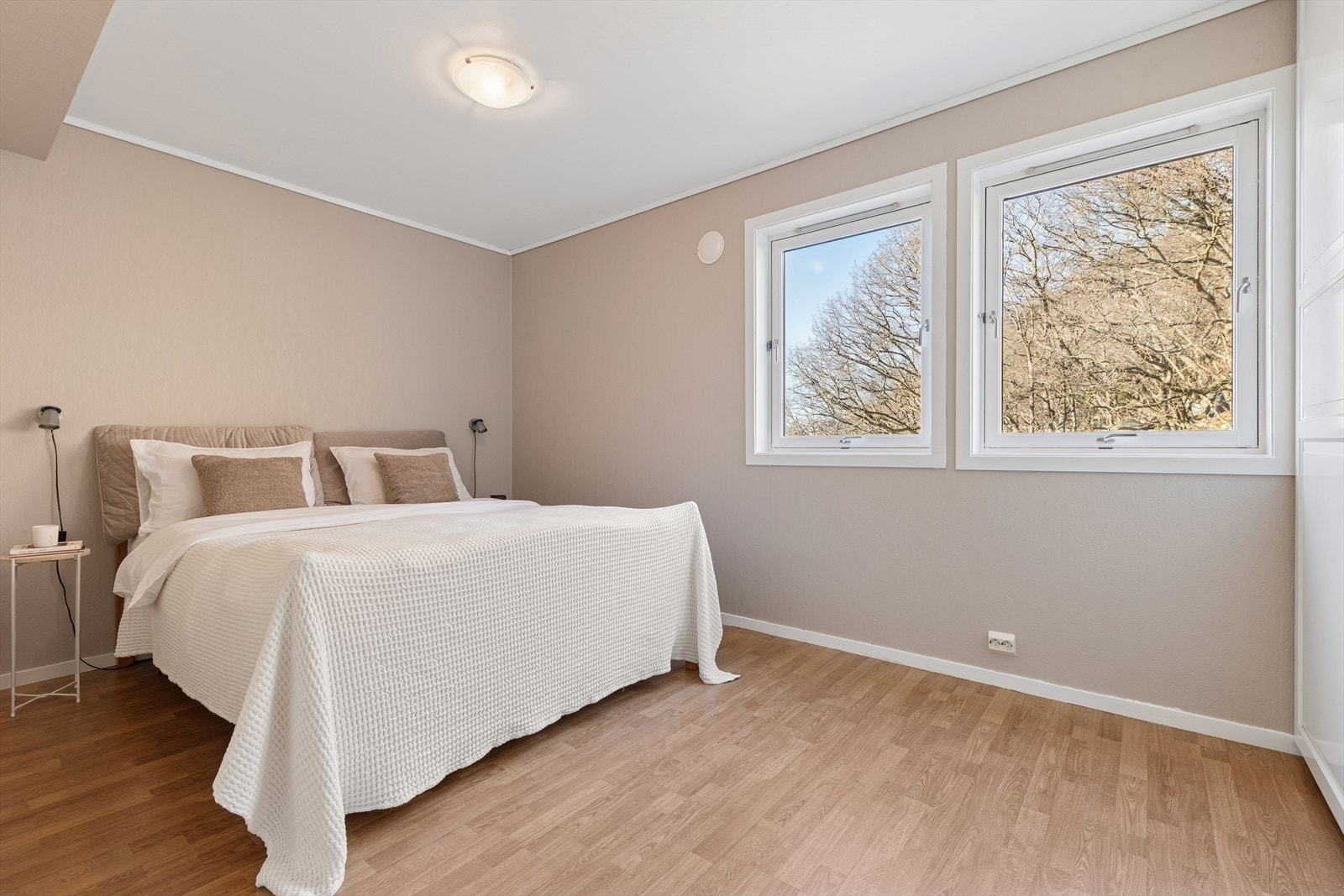 Leiligheten har 2 soverom av god størrelse. Nydelig fargevalg på veggene. Galleribilde