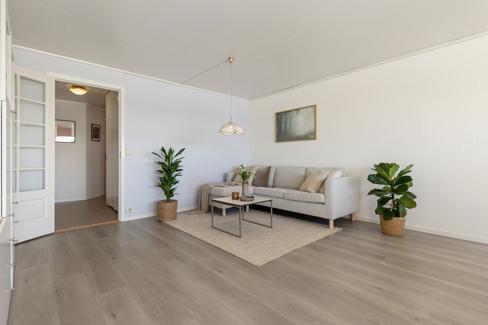 God plass til sofagruppe og tv-møblement. Galleribilde