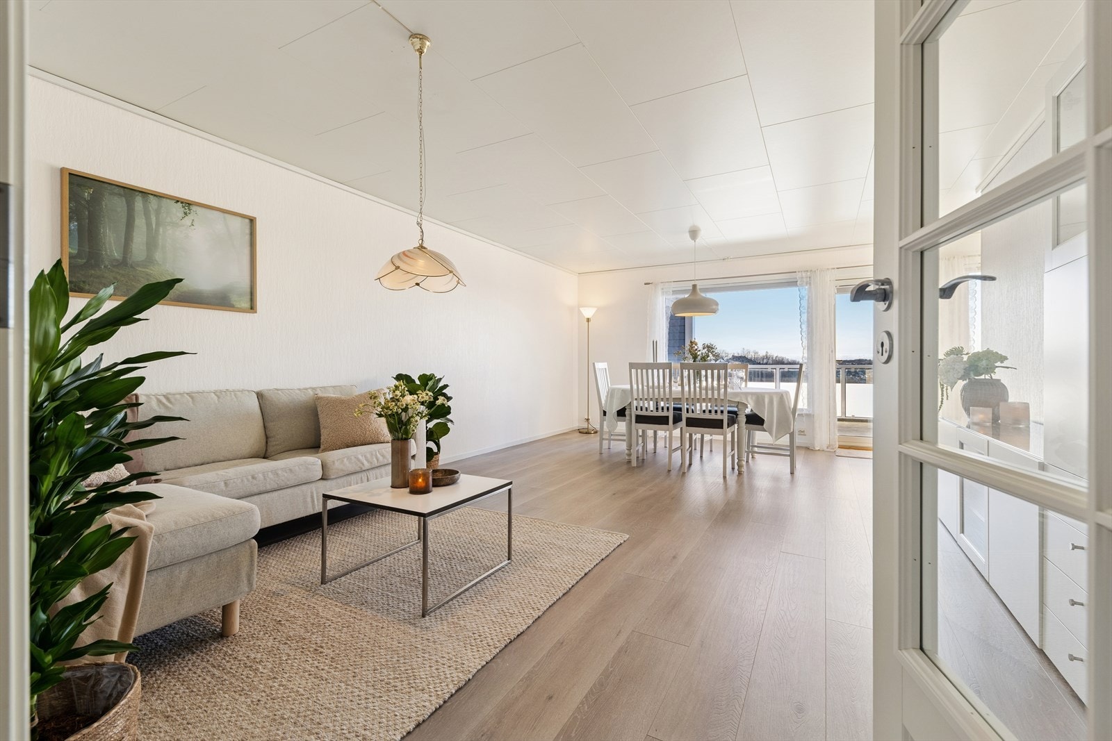 Lys og romslig stue med store vindusflater som gir godt med lysinnslipp. Galleribilde