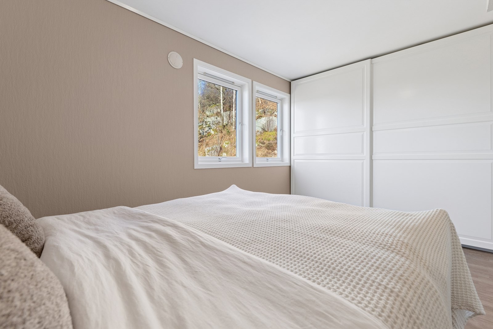 Hovedsoverom har plass til dobbeltseng og nattbord. Fin garderobeløsning. Galleribilde