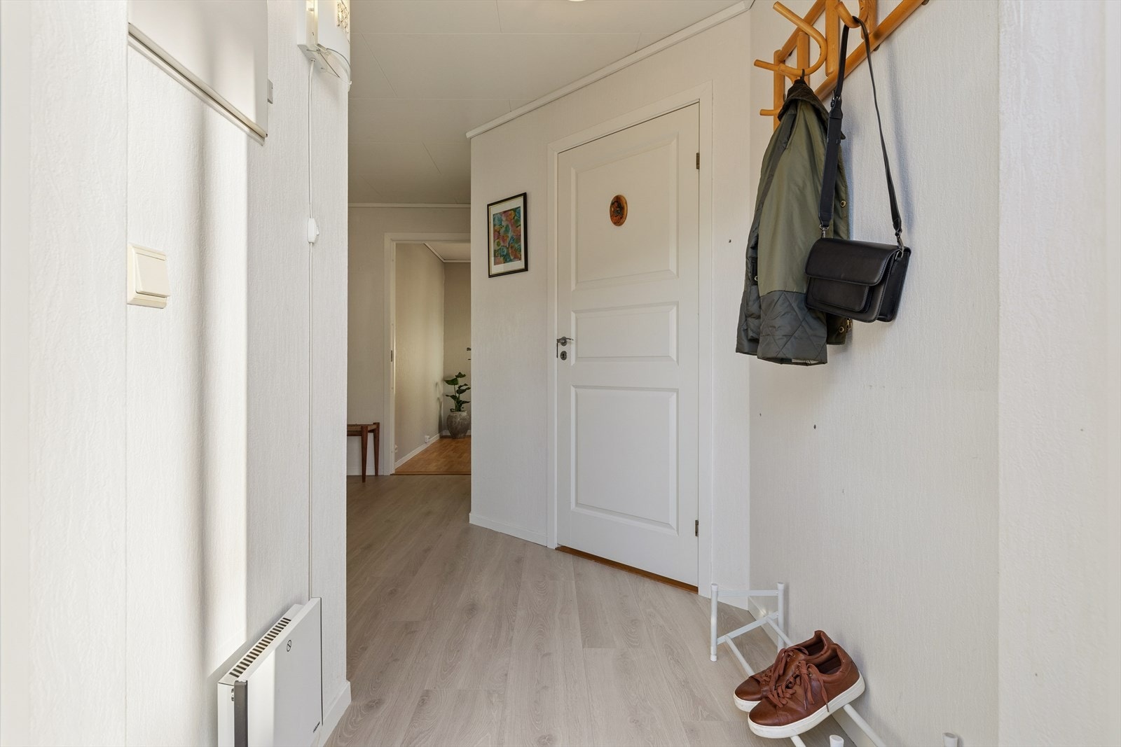 Trivelig og luftig gang som ønsker deg velkommen inn, god plass til å henge fra seg ytterklær! Galleribilde