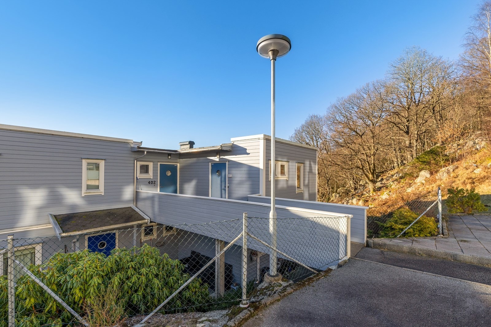 Leiligheten ligger i 4. etasje med enkel adkomst. Den enkle adkomsten gjør leiligheten svært attraktiv for alle aldersgrupper. Galleribilde