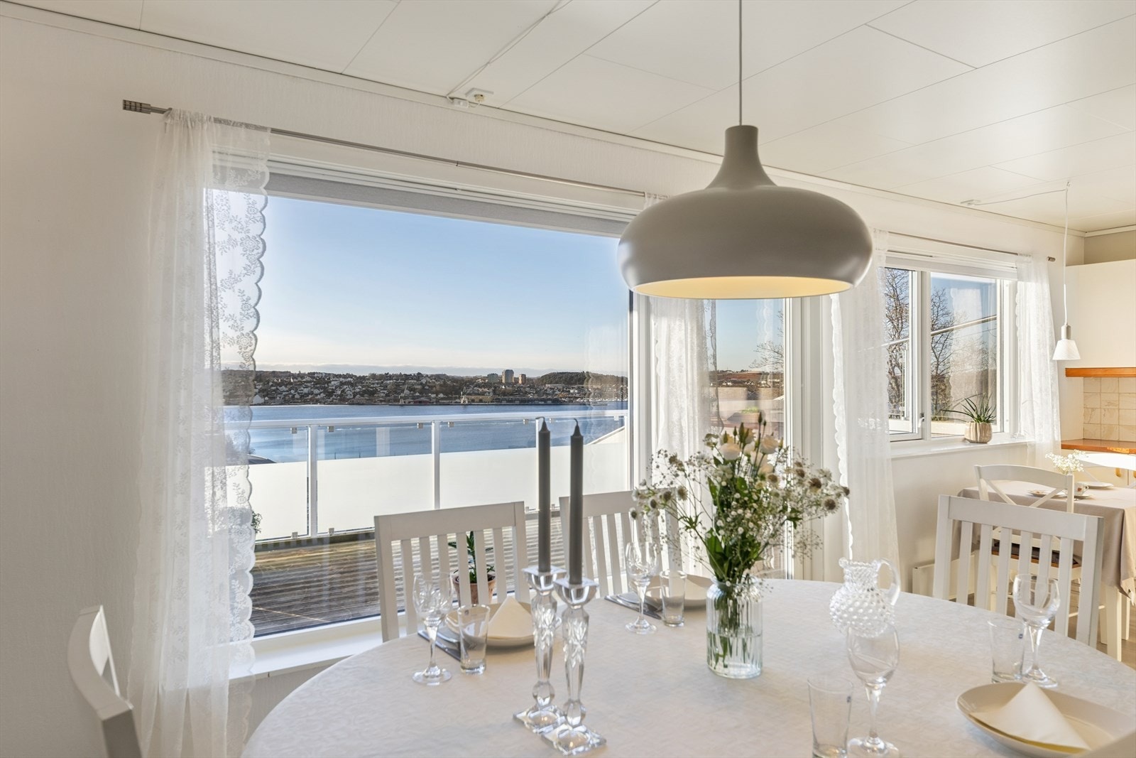 Åpen og sosial stue- og kjøkkenløsning, dette gir et personlig preg på leiligheten! Galleribilde