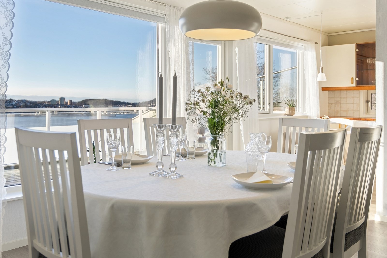 Her inviteres det til en rolig kopp med morgenkaffe - Eller en rask matbit til folk på farten. Galleribilde