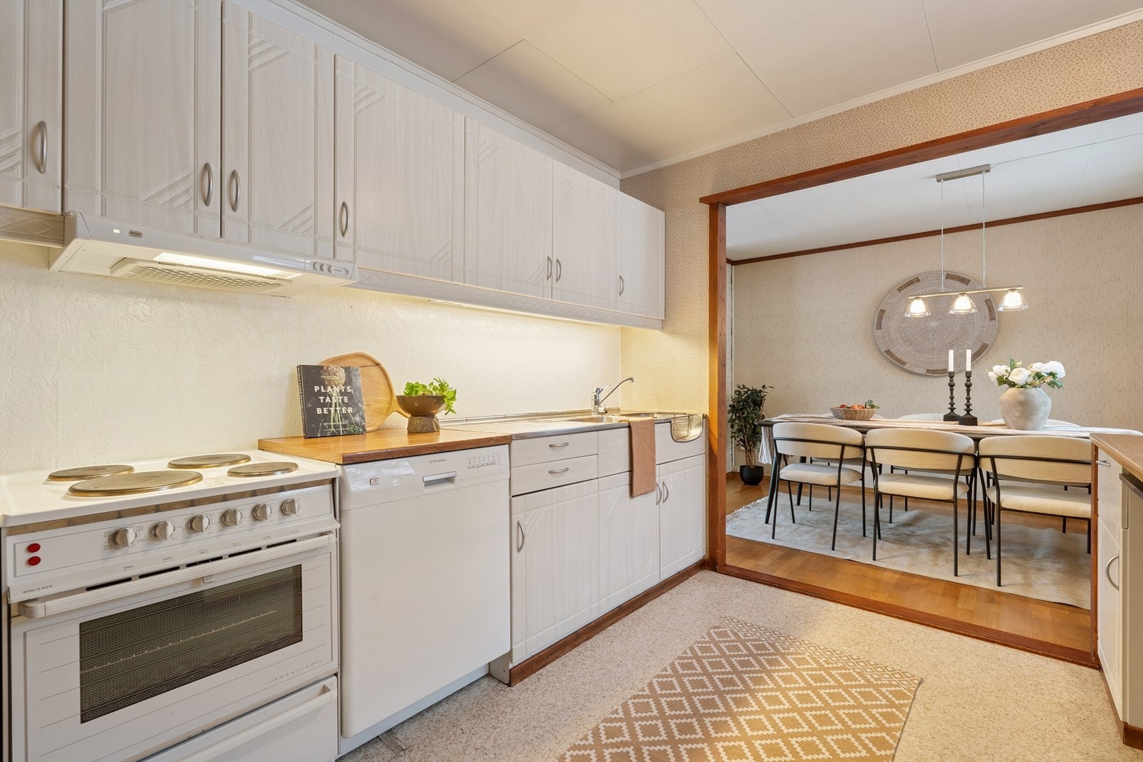 Arbeidskjøkken med spiseplass inntil. Galleribilde